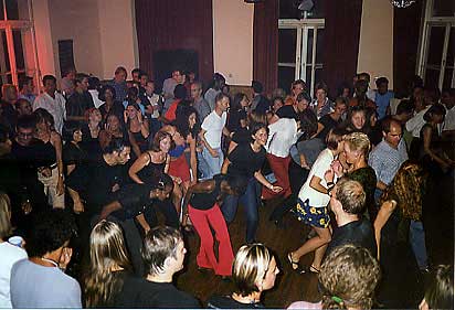 Salsa im Bierstindl (© 2000 by Winfried Herbst)