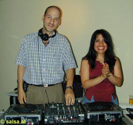 Salsa im Gangolf in Bonn: DJ Silvio und seine Frau Rosanna, ebenfalls DJ !  - anklicken zum Vergrößern - click to enlarge