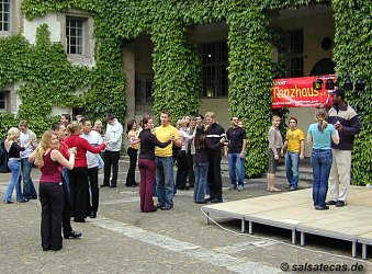 Salsa-Party von Tanzhaus Jena e.v. in Innenhof der Universität (5.6.2004)