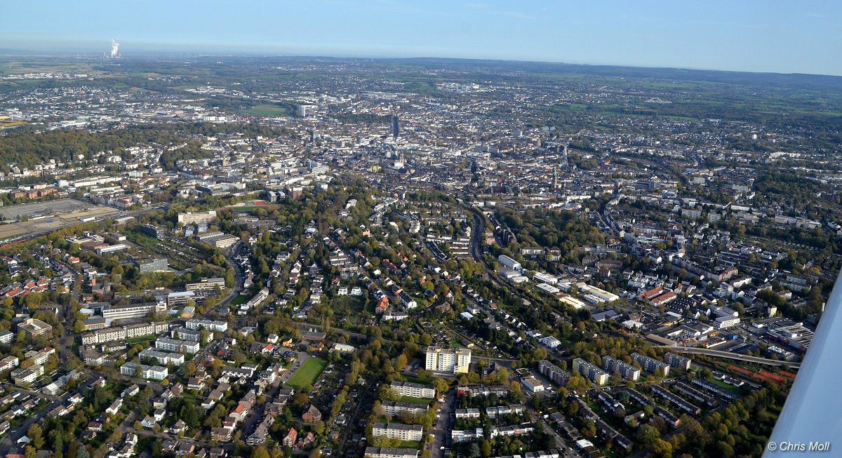 Aachen: Luftbild; im Vordergrund Melaten und K&ouml;nigsh&uuml;gel