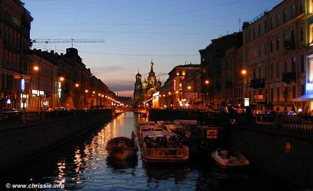 Gribojedow-Kanal, St.Petersburg, Russland mit Kirche Christi Auferstehung (Chram Voskreshenija Christowa) im Hintergrund