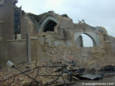 Das sind keine Bilder aus dem zweiten Weltkrieg oder aus dem Gaza-Steifen - sondern aus Deutschland im Jahre 2007: Egal ob alte Kirchen oder Wlder, alles wird eingeebnet... (anklicken zum Vergröern)