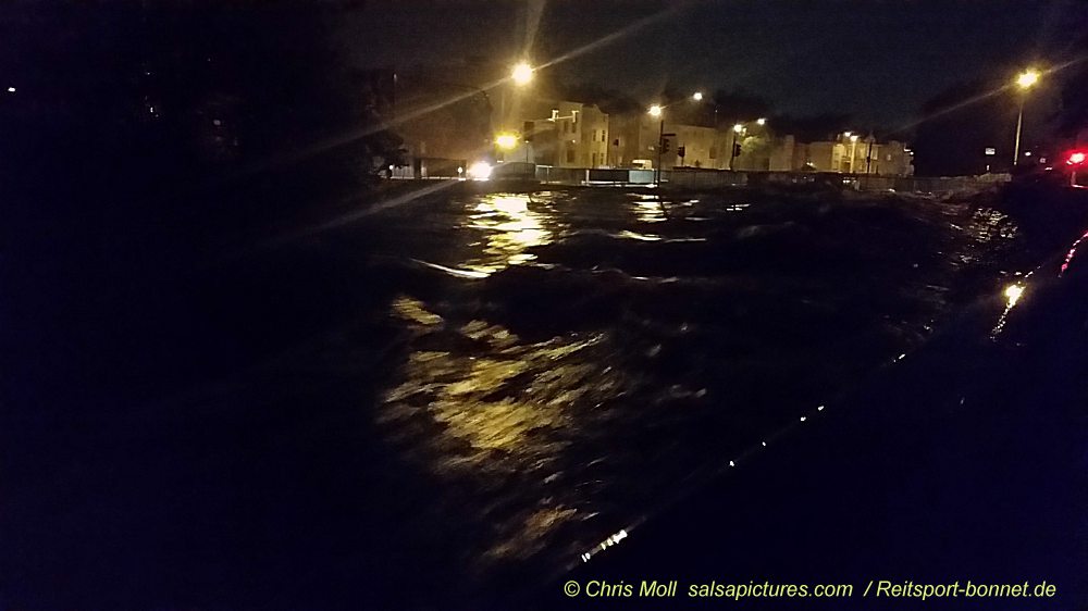 Eschweiler, 14. Juli 2021: Das Hochwasser beginnt: die Inde fängt in der Nacht an, ber die Ufer zu treten