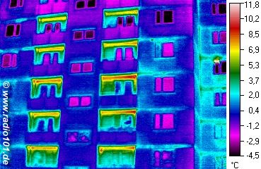 Gebudethermographie: Wrmebildaufnahme eines Mehrfamilienhauses in Düsseldorf