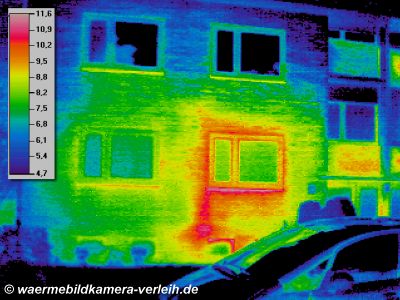 Gebäude, thermographische Aufnahme: hohe Verluste um und unter Fenster - Wärmebildkamera Haus