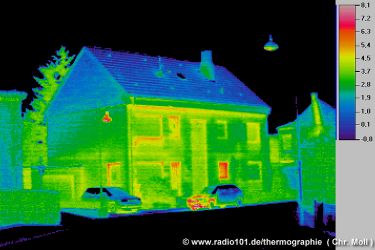 thermografieaufnahme haus - Gebäudethermographie, Beispiel (man sieht, dass an den Fenstern Wärme entweicht - click to enlarge) - Kamera: IVN 770P
