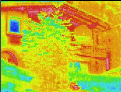 Infrarotaufnahme / Wrmebild / Thermografische Aufnahme: Haus im Sommer (in der Scheibe spiegelt sich der wesentlich kltere Himmel, daher wird dort scheinbar eine viel niedrigere Temperatur angezeigt)