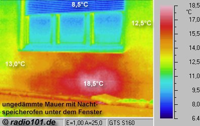 Wrmebilder: Heizkörper unter Fenster hinter Ziegelmauer, mangelhafte Dämmung - Infrarotaufnahme / Wärmebild / Thermografische Aufnahme