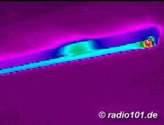 Leuchtstoffröhre (man sieht deutlich, dass die Zündspule und vor allem die Enden wrmer sind), Infrarotaufnahme (Wrmebild, Thermografie)